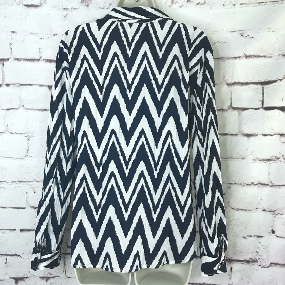 CHICO’S Navy & White Chevron crinkle coverup shirt blouse Medium Chico’s Size 1 - Picture 5 of 13
